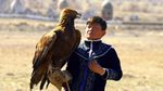 Tradisi Berburu dengan Elang di Kazakhstan