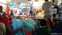 Dari dulu, Pasar Tanah Abang sudah menjadi tujuan bagi Ibu-ibu rumah tangga untuk berbelanja baju Lebaran untuk keluarganya.