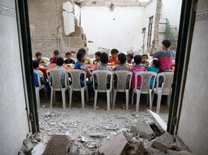 Warga Suriah Bukber di Tengah Reruntuhan Bangunan