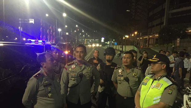 Polisi juga menilang sejumlah kendaraan dan menyita senjata tajam.