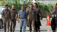 Dalam operasi tersebut juga diamankan sejumlah uang dalam bentuk rupiah yang tersimpan di dalam kardus.