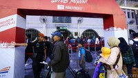 Petugas mengarahkan pemudik.