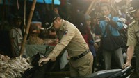 Dalam video yang viral beredar, motor pertama yang ditendang Bima ambruk. Dia kemudian berjalan lagi dan menendang sayap belakang motor kedua. Motor berjenis matic itu langsung ambruk juga. (Dok. Pemkot Bogor)