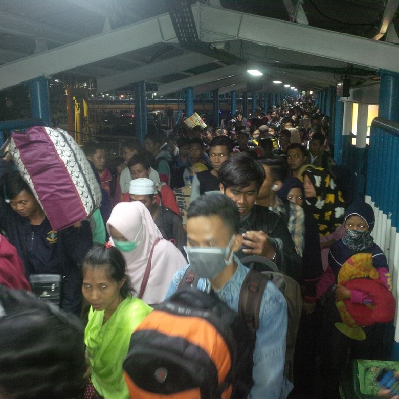 Penumpang Pejalan Kaki Mulai Padati Pelabuhan Merak Penumpang Pejalan Kaki Mulai Padati Pelabuhan Merak