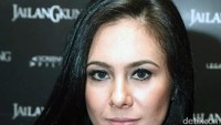 Aktris berusia 36 tahun itu mengenakan makeup tipis dengan pulasan pink. Pool/Noel/detikFoto.