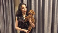 Manohara sempat dikabarkan dekat dengan seorang pria di sebuah akun gosip. (Dok. Instagram/manodelia)