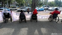 Para penyandang disabilitas melakukan aksi di Taman Pandang Istana, Jakarta, Selasa (20/7/2017). 