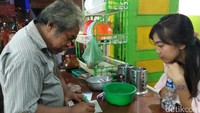Ini kasirnya, kamu bisa bayar setelah selesai makan. Harga satu porsi sate adalah Rp 20.000 denga isi 5 tusuk sate. Harga ini Belum termasuk lontong atau nasi (Bonauli/detikTravel)