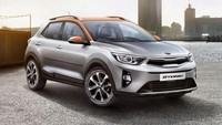 Hyundai Kona dan Kia Stonic memiliki siluet yang sama. Hyundai dan Kia menawarkan opsi penyesuaian seperti atap dengan warna dua nada. Cover spion di Kia Stonic juga mendapatkan warna yang sama dengan atapnya.