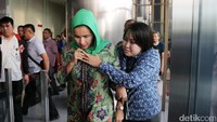 Sebelum namanya diperbincangkan hari ini dalam kasus OTT, Lily dikenal sebagai istri gubernur yang aktif dalam berpolitik dan berbisnis.