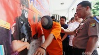 Kabid Humas Polda Metro Jaya Kombes Pol Argo Yuwono menunjukkan tersangka dan barang bukti.