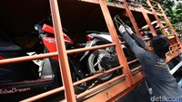 Jika pada tahun sebelumnya (2016) pengangkutan motis pemudik difasilitasi dengan moda transportasi darat (truk), kini menggunakan moda transportasi kereta api.