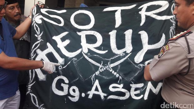 Polres Jakarta Pusat menggelar jumpa pers terkait sekelompok remaja yang bawa senjata tajam saat sahur on the road.