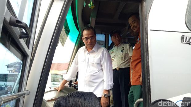  Menhub  Cek Arus Mudik di Terminal Kampung Rambutan