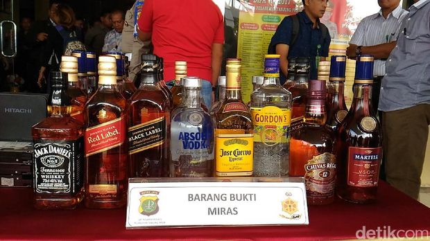 Barang bukti miras ilegal yang diamankan polisi di Pelabuhan Sunda Kelapa