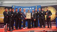 David Foster dan Roberto Carlos bersama awak kabin AirAsia menerima penghargaan World's Best Low-Cost Airline.