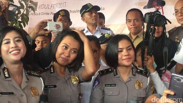 Saat Djarot dan Menhub Joget Bareng Polwan di Kampung Rambutan
