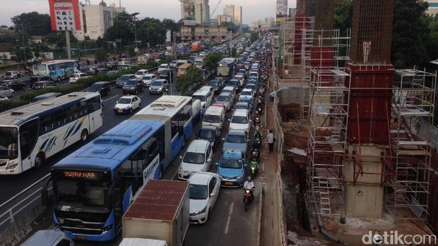 Lalin MT Haryono arah Pancoran macet parah.