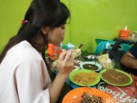   Pengunjung yang menikmati Sate Memeng (Bonauli/detikTravel)