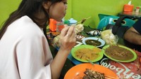 Kamu bisa mencoba sate dengan semua bumbu yang di cocol satu per satu atau sekaligus tergantung selera (Bonauli/detikTravel)