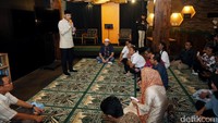 Para relawan Karib AHY menyimak pemaparan dari Agus.