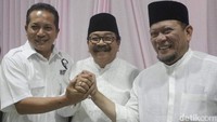 La Nyalla lalu meminta restu kepada Gubernur Jatim, Soekarwo yang juga merupakan Ketua DPD Partai Demokrat Jatim. Dalam acara bersama anak yatim itu, La Nyalla juga didampingi Waketum Gerindra, Ferry Juliantoro  (Rois Jajeli/detikcom)