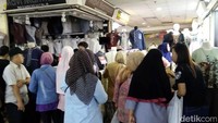 Selain itu untuk pakaian yang tidak di obral, sebagian pedagang juga memberlakukan harga yang lebih murah jika membeli dalam jumlah banyak (grosir).