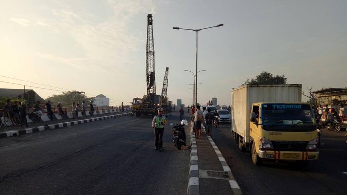 Kontainer Terguling di Flyover Kranji Dievakuasi, Lalin Lancar