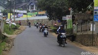 Saat detikcom menyusuri jalan tersebut, masih ditemukan sejumlah lubang jalan, aspal jalan terkelupas di beberapa titik sehingga jalan tidak rata. Pool/Wisma Putra.