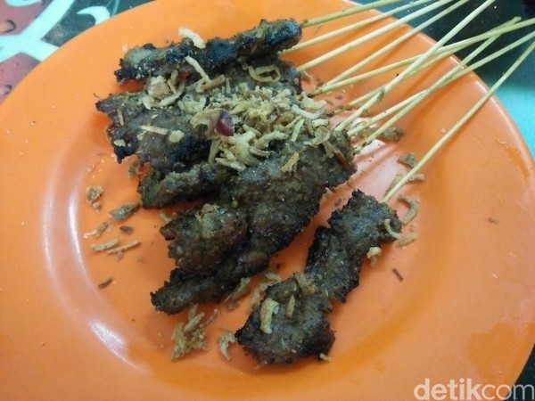 Ini sate daging sapi. Satenya empuk dan dagingnya besar-besar. Rasanya pun manis dan gurih (Bonauli/detikTravel) Ini sate daging sapi. Satenya empuk dan dagingnya besar-besar. Rasanya pun manis dan gurih (Bonauli/detikTravel)