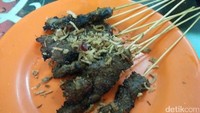 Ini sate daging sapi. Satenya empuk dan dagingnya besar-besar. Rasanya pun manis dan gurih (Bonauli/detikTravel)