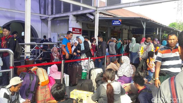 H-5 Lebaran, Stasiun Senen Mulai Dipadati Pemudik