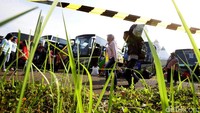 Mereka terlihat membawa sejumlah barang bawaan.