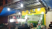 Sate Memeng berada di Jalan Irian Barat, No 2, Gang Buntu, Kota Medan. Terletak di pinggir jalan, warung makan ini selalu ramai dikunjungi (Bonauli/detikTravel)