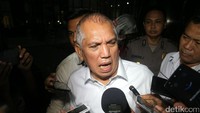 Chairuman memberikan keterangan sebelum meninggalkan gedung KPK.
