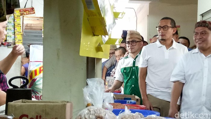 Blusukan ke Pasar Cipete, Sandiaga Cek Harga Sembako