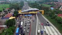 Sebaliknya antrean terjadi judtru dari arah Garut menuju Bandung karena hanya lima pintu masuk Gardu Tol yang dibuka.