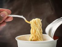 Saat Mudik, Lebih Baik Ngemil Mie Instan Cup atau Buah?