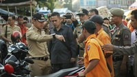 Wali Kota Bogor Bima Arya tendang motor yang parkir sembarangan di Pasar Anyar, Kota Bogor, pada Juni 2017 silam. (Dok. Pemkot Bogor)