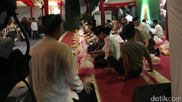 Buka Puasa di PTIK, Jokowi-JK dan Kapolri Santap Nasi Kotak