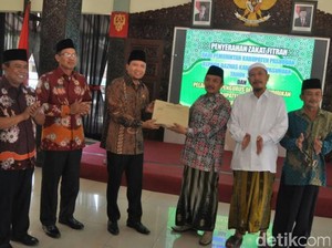Bupati Irsyad Serahkan Zakat Pejabat Pemkab Pasuruan ke Baznas