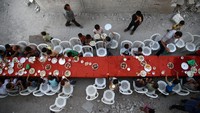 Meski menunya sederhana, namun mereka tampak senang dan menikmatinya. REUTERS/Bassam Khabieh.