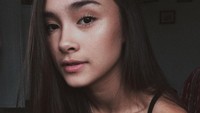 Pulasan lipstik  dengan makeup flawless membuat aktris berusia 16 tahun itu terlihat semakin cantik. Dok. Instagram/caitlinhalderman