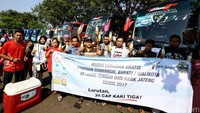 Sebelum berangkat, sejumlah warga terlihat berfoto bersama.