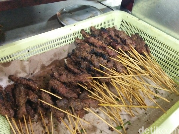 Layaknya sate, Sate Memeng punya beberapa pilihan daging. Mulai dari daging ayam, sapi, hati dan usus ada di sini (Bonauli/detikTravel) Layaknya sate, Sate Memeng punya beberapa pilihan daging. Mulai dari daging ayam, sapi, hati dan usus ada di sini (Bonauli/detikTravel)