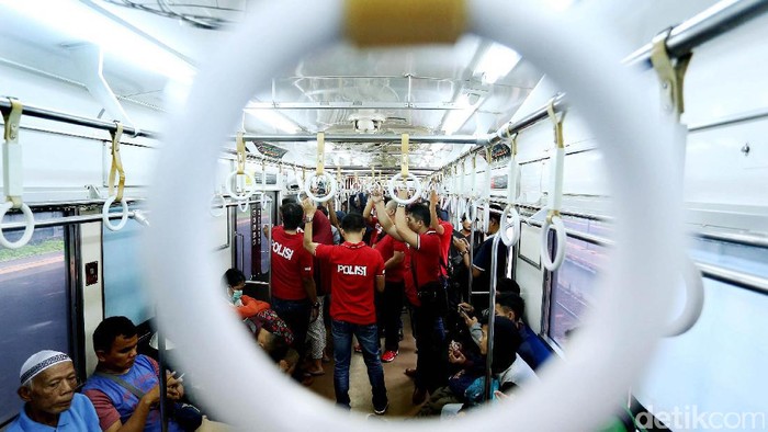 Polres Metro Jakarta Selatan melakukan pengecekan narkoba terhadap sejumlah penumpang kereta api rute Jakarta-Bogor. Sosialisasi juga dilakukan petugas tentang bahaya narkoba.