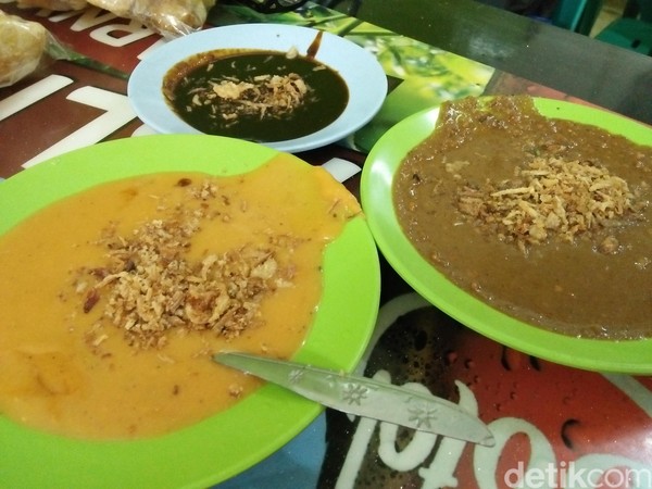 Pilihan sambal untuk menjadi teman makannya juga beragam. Ada sambal kacang, kecap dan padang (Bonauli/detikTravel) Pilihan sambal untuk menjadi teman makannya juga beragam. Ada sambal kacang, kecap dan padang (Bonauli/detikTravel)
