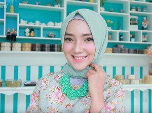 Tutorial Hijab Turki untuk Mudik dari Si Cantik Ayu Indriati