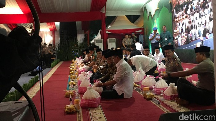 Buka Puasa di PTIK, Jokowi-JK dan Kapolri Santap Nasi Kotak