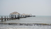 Foto: Anda yang datang cukup membayar tiket masuk seharga Rp 2.000. Semilir angin pantai, deburan ombak, dan indahnya sunset bisa menjadi penghilang penat saat Anda mudik (Masaul/detikTravel)